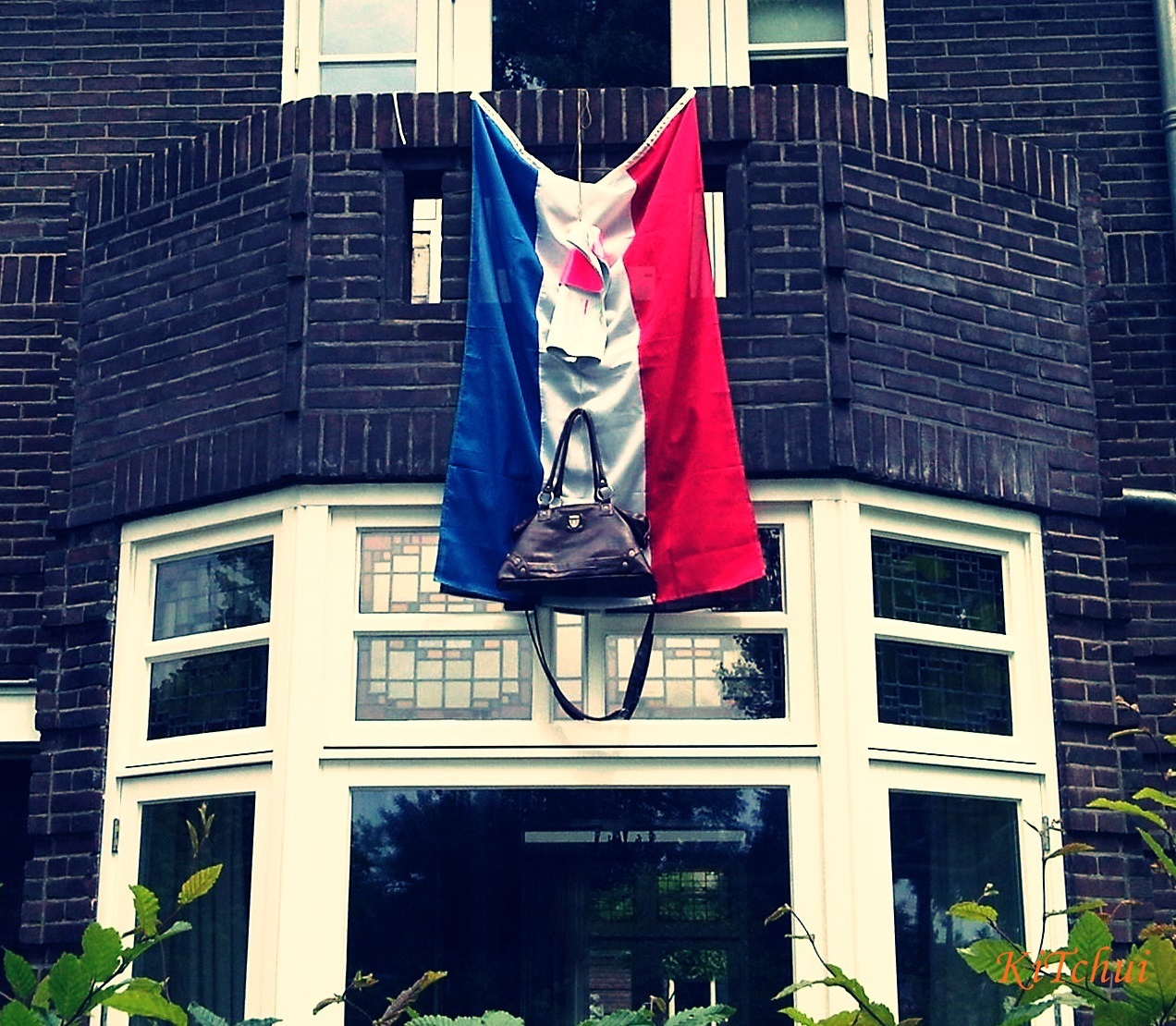 每年六月走進荷蘭的住宅區裡，時時可見荷蘭國旗與各式書包高掛於屋前的景象