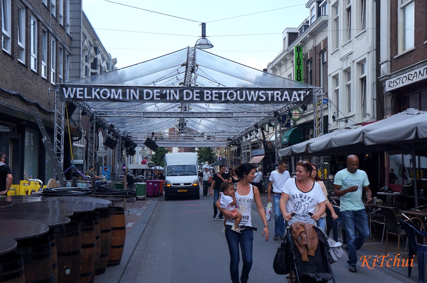 「In de Betouwstraat」街現在不再是粉紅星期三的必經路線，故兩旁店家便在嘉年華會期間，封街做起露天酒吧生意