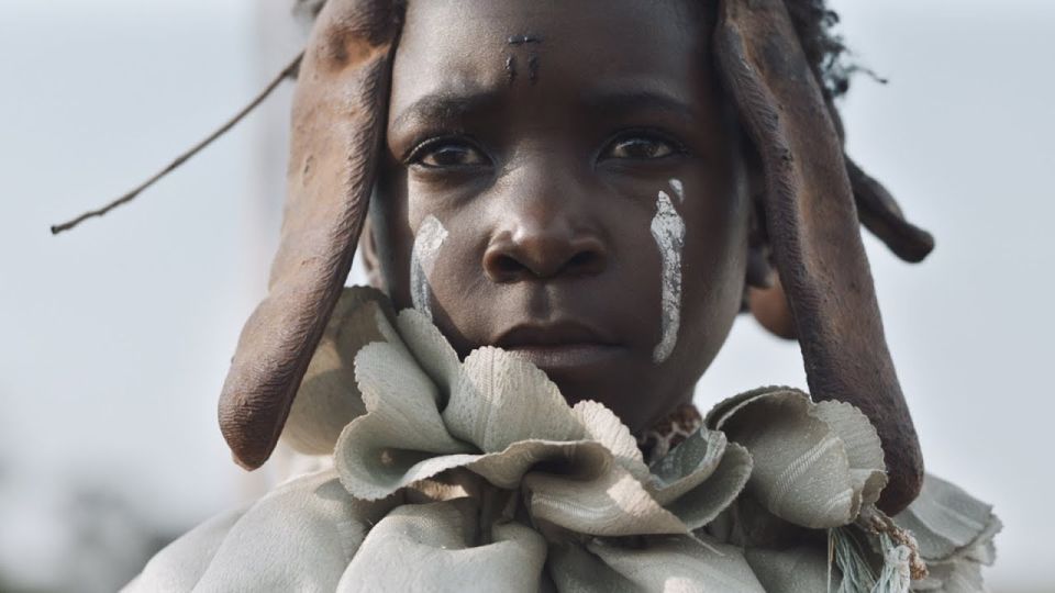 電影一開始，小女孩樹拉就在尚比亞的鄉村被人指控為女巫，只因為眾多衰事發生的時候她都在場。