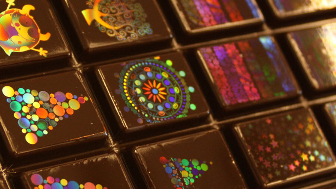 來自瑞士的Morphotonix公司成功讓傳統瑞士巧克力變出彩色花樣。