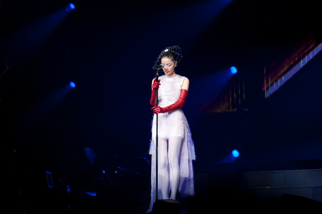 2011年在香港的「巡唱」演唱會上。